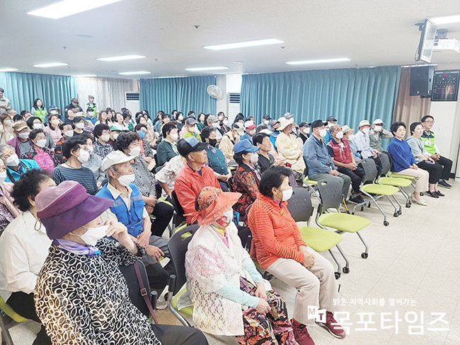 박홍률 목포시장 배우자인 정향숙 여사가 어르신들과 함께 끝까지 참여하고 있다.