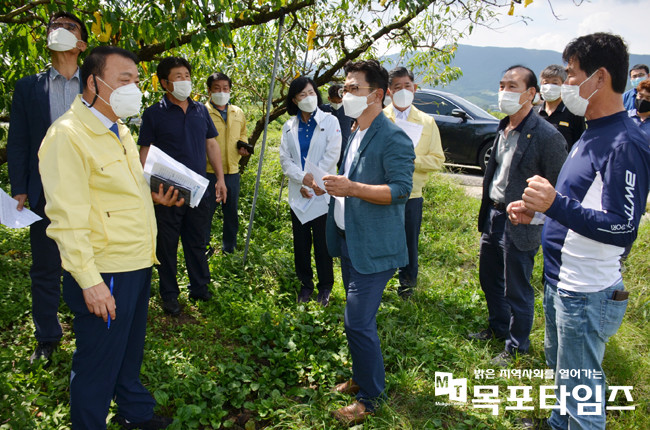 순천시의회가 월등면 복숭아 농가를 방문해 피해상황을 점검했다.