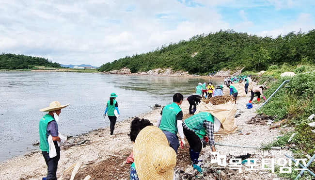 전남도-새마을회가 해남서 집중호우로 유입된 해양쓰레기 수거활동을 펼쳤다.